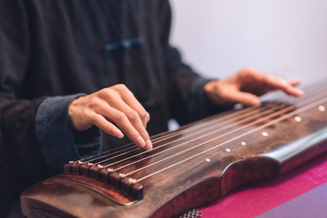 古琴?gòu)椬喱F(xiàn)代歌曲_古琴?gòu)椓餍懈鑏古琴?gòu)棳F(xiàn)代音樂(lè)