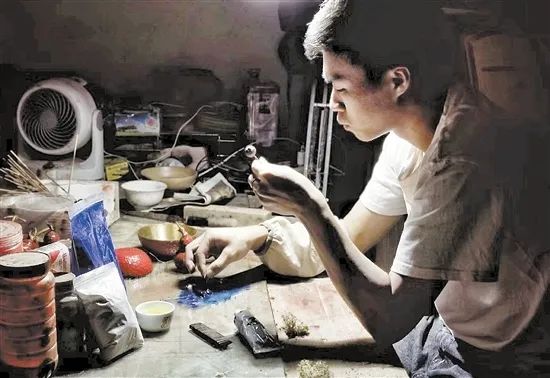 <strong>大漆工藝傳人丁一山：用心調出斑斕之美</strong>