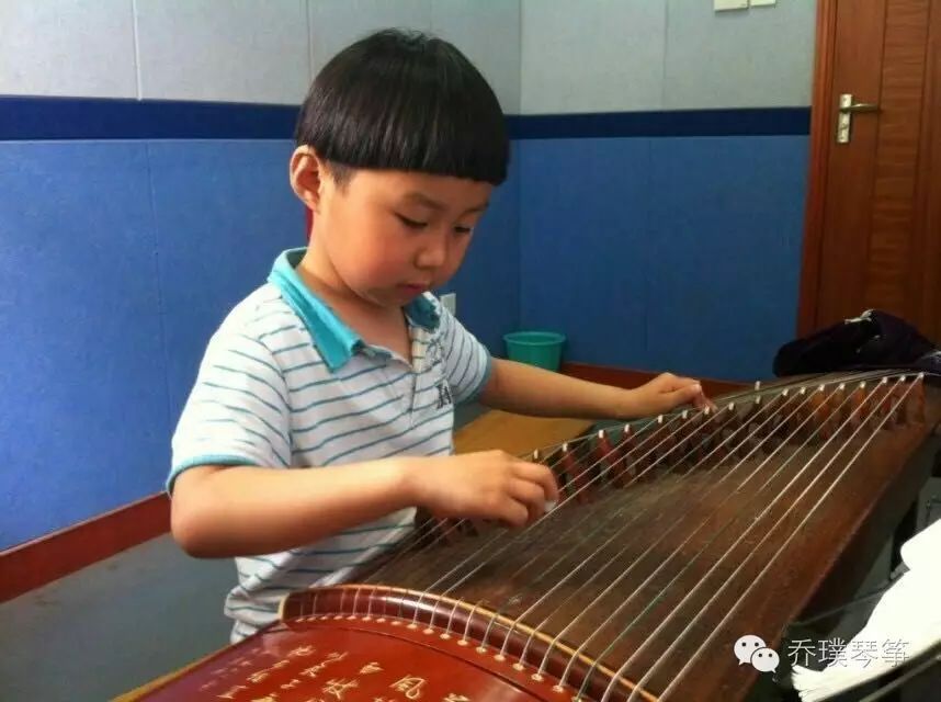 男孩子學(xué)習(xí)古箏_男孩兒學(xué)古箏_古箏男孩子彈適合嗎