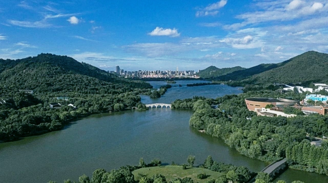 三潭印月古箏演奏_古箏曲三潭印月_三潭印月曲子