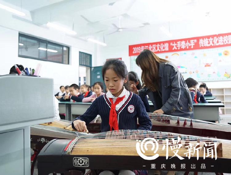 課堂上學彈古箏 這群文化志愿者將傳統文化送進校園